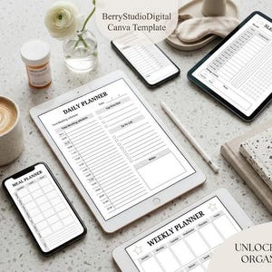 Puede incluir: Un conjunto de planificadores digitales que incluye un planificador diario, semanal, de comidas y de sueño en tabletas y un teléfono inteligente. Las pantallas muestran plantillas organizadas con etiquetas de texto para tareas y notas.