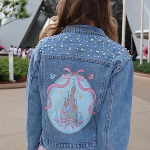 Chaqueta vaquera de Disney con perlas, chaqueta vaquera Disney personalizada, chaqueta con adornos de perlas, atuendo para un viaje a Disney, chaqueta de Disneyland, atuendo para Disney World