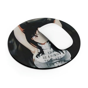Puede incluir: Alfombrilla de rat&oacute;n redonda negra con un personaje de anime blanco y negro que lleva un jersey de cuello alto blanco. El personaje tiene el pelo largo negro y ojos rojos. El texto "If you're reading this it's too late" est&aacute; impreso en la alfombrilla de rat&oacute;n.