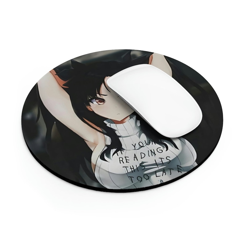 Puede incluir: Alfombrilla de rat&oacute;n redonda negra con un personaje de anime blanco y negro que lleva un jersey de cuello alto blanco. El personaje tiene el pelo largo negro y ojos rojos. El texto "If you're reading this it's too late" est&aacute; impreso en la alfombrilla de rat&oacute;n.