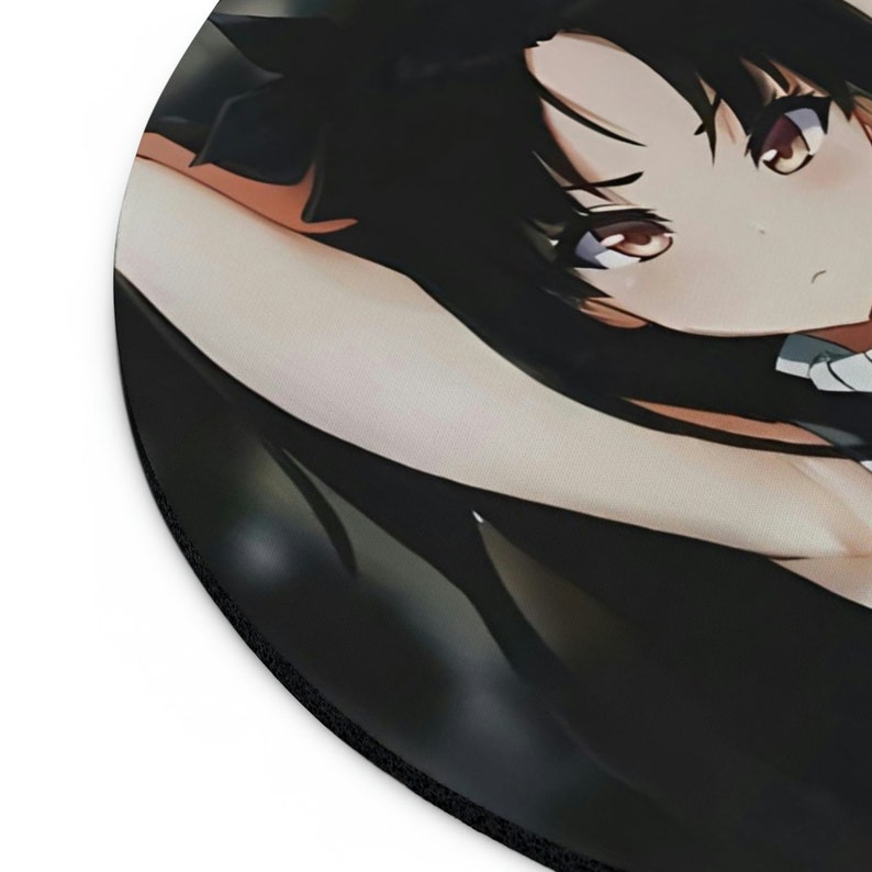 Puede incluir: Un primer plano de un personaje de anime con cabello negro largo y ojos rojos. El personaje lleva un atuendo negro y mira hacia un lado.