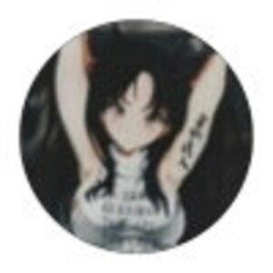 Puede incluir: Ilustraci&oacute;n de estilo anime en blanco y negro de una mujer con cabello negro largo, vistiendo una camisa blanca con el texto "I'm a grown up" impreso en ella. La mujer est&aacute; sosteniendo sus brazos por encima de su cabeza.