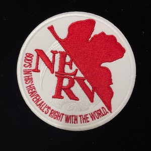 Op de afbeelding: Witte geborduurde patch met een rood bladontwerp en de tekst "NERV" en "GOD'S IN HIS HEAVEN ALL'S RIGHT WITH THE WORLD."