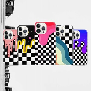 Peut inclure: Cinq étuis de téléphone différents avec un motif à carreaux et un design abstrait coloré. Les motifs comprennent du rose, du jaune, du bleu et du vert.