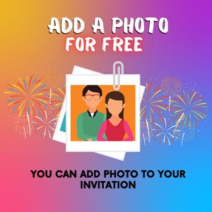 Pu&ograve; includere: Un design di invito con il testo "ADD A PHOTO FOR FREE" e "YOU CAN ADD PHOTO TO YOUR INVITATION". Il design presenta una foto di una coppia, fuochi d'artificio e uno sfondo sfumato.
