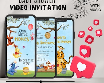 Può includere: Un invito video per un baby shower a tema Winnie the Pooh. L'invito presenta un'immagine di cartone animato di Winnie the Pooh e Tigger, insieme al testo "Our Little Honey Is On The Way". L'invito include anche una data e un'ora per la doccia, nonché una posizione e informazioni RSVP.