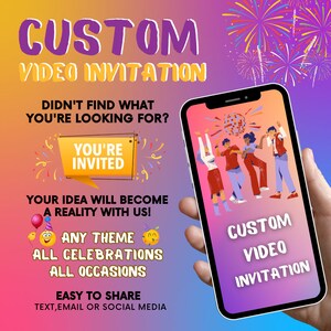 Pu&ograve; includere: Uno smartphone mostra un invito video personalizzato con figure animate. L'immagine include il testo "Invito Video Personalizzato", "Sei invitato" e "Qualsiasi tema, Tutte le celebrazioni, Tutte le occasioni". Lo sfondo &egrave; una sfumatura di giallo, arancione e viola.