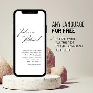 Puede incluir: La pantalla de un tel&eacute;fono m&oacute;vil muestra una plantilla de invitaci&oacute;n de boda con los nombres Juliana y Richard, la fecha 14 04 2025 y el texto "We invite you to celebrate with us the most special day." La invitaci&oacute;n tambi&eacute;n incluye la hora "Three o'clock in the afternoon" y la direcci&oacute;n "123 Anywhere St, Any City, ST 12345". El texto "Reception to follow" est&aacute; en la parte inferior de la invitaci&oacute;n. El tel&eacute;fono est&aacute; sobre un pedestal blanco con dos rocas marrones detr&aacute;s. El texto "ANY LANGUAGE FOR FREE" est&aacute; en la esquina superior derecha de la imagen. Debajo del texto hay una marca de verificaci&oacute;n y el texto "PLEASE WRITE ALL THE TEXT IN THE LANGUAGE YOU NEED."