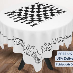 Puede incluir: Mantel blanco redondo con un diseño de tablero de ajedrez en blanco y negro en el centro. El borde presenta un patrón repetido de piezas de ajedrez y un reloj. El texto "FREE UK & USA Delivery Tablecloth Only" está impreso en la esquina inferior derecha.
