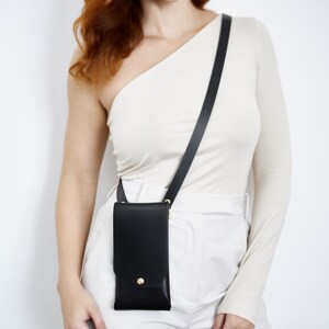 Sacoche pour portable en cuir véritable (PAS Synthétique / PU / Végétalien) avec bandoulière ou dragonne / Noir avec finitions dorées