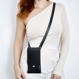 Sacoche pour portable en cuir véritable (PAS Synthétique / PU / Végétalien) avec bandoulière ou dragonne / Noir avec finitions dorées