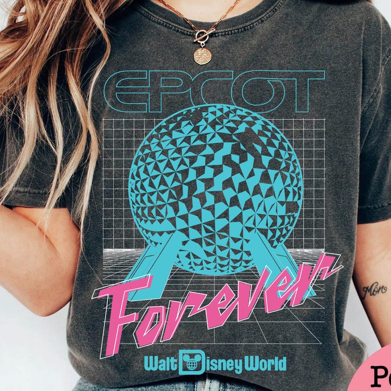 Op de afbeelding: Donkergrijs t-shirt met een retro design. De tekst "EPCOT Forever" is in roze en blauw, met een geometrische bol en het Walt Disney World logo. Het ontwerp heeft een vintage thema.