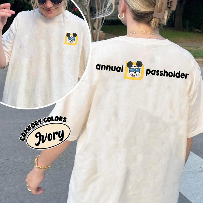 Puede incluir: Camiseta marfil Comfort Colors con un peque&ntilde;o gr&aacute;fico de Mickey Mouse en la parte delantera y "annual passholder" impreso en la parte posterior. El gr&aacute;fico presenta a Mickey Mouse con gafas de sol. La camiseta es de corte holgado.