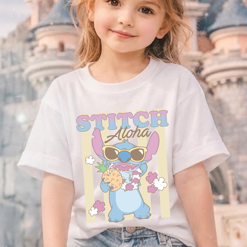 K&ouml;nnte beinhalten: Wei&szlig;es T-Shirt mit der Figur Stitch aus Lilo & Stitch und dem Text "STITCH Aloha". Stitch tr&auml;gt eine Sonnenbrille, h&auml;lt eine Ananas und ist von Blumen und Wolken umgeben. Das Design befindet sich auf einem gelb-wei&szlig; gestreiften Hintergrund.
