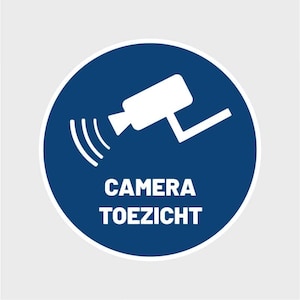 Op de afbeelding: Een blauwe cirkel met een wit camera-icoon en de tekst "CAMERA TOEZICHT" in wit.