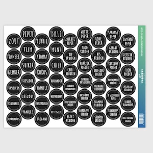 Op de afbeelding: Zwarte en witte stickerlabels met Nederlandse woorden voor verschillende kruiden, specerijen en ingrediënten. De labels zijn rond en hebben een witte rand.