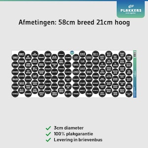 Op de afbeelding: Zwart-witte etiketten voor specerijenpotten met Nederlandse tekst. De etiketten zijn 3 cm in diameter en worden geleverd op een vel van 58 etiketten. De etiketten zijn ontworpen om aan elkaar te plakken en zijn perfect voor het organiseren van uw keuken.