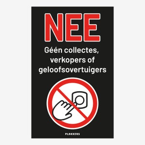 Op de afbeelding: Een zwart en rood bord met het woord "NEE" in rode letters. Het bord zegt "Geen collectes, verkopers of geloofsovertuigers" in zwarte tekst. Een rode cirkel met een diagonale streep erdoorheen toont een hand die naar een deurbel reikt. Het bord is van Plakker's.