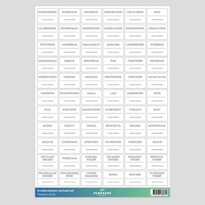 Op de afbeelding: Een vel met witte stickers met zwarte tekst. De stickers zijn in een raster geordend en tonen de namen van verschillende kruiden en specerijen in het Nederlands. De stickers zijn bedoeld voor gebruik in een keuken of voorraadkast.