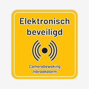 Op de afbeelding: Geel vierkant bord met zwarte tekst en een zwart draadloos signaalpictogram. De tekst luidt "Elektronisch beveiligd" en "Camerabewaking" en "Inbraakalarm".