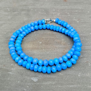 Beau collier de perles rondelles lisses opale de couleur bleu riche, collier de perles de pierres précieuses opale uni bleu foncé de 6-7 mm, opale de qualité AAA