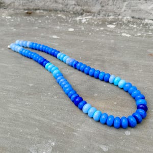 Collier de perles rondelles lisses belle opale ombrée bleu foncé, 8-9 mm collier de perles de pierres précieuses opale uni bleu foncé, perles d&#39;opale de qualité AAA