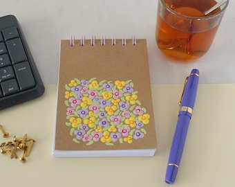 Handgemaakt A6 notitieblok met vrolijke bloemen van stippen, lente, dotting,  ringbandblok, blanco papier