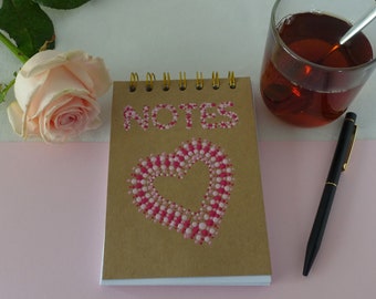 Handgemaakt A6 notitieblok met een hart van stippen, voor Valentijnsdag, verjaardag of voor jezelf, dotting,  ringbandblok, blanco papier