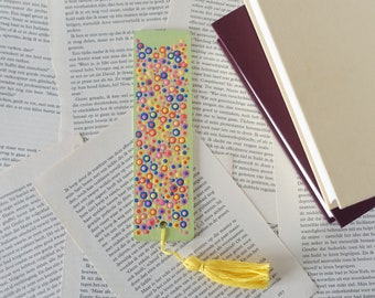 Handgemaakte houten boekenlegger met stippen motief, blauw, geel, roze, oranje op licht groen , bookmark, bladwijzer, dotting