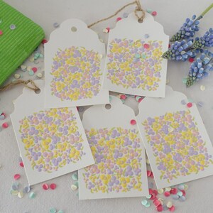 5 étiquettes faites main avec des fleurs à pois pour un cadeau ou un bouquet de fleurs pour un mariage, un anniversaire, des pois, le printemps