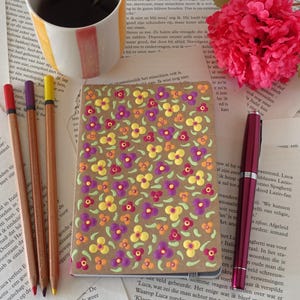Quaderno kraft dipinto a mano A6 con copertina morbida e motivo di fiori punteggiati in rosa, giallo, viola e arancione, primavera, punteggiati