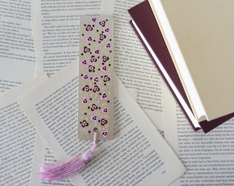 Handgemaakte houten boekenlegger met bloemen gemaakt van stippen, bordeaux rood, roze op champagne, bookmark, bladwijzer, dotting