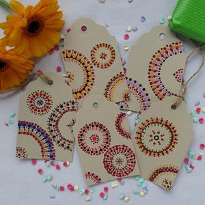 5 étiquettes faites main avec une création en pointillé pour un cadeau ou un bouquet de fleurs pour un mariage, anniversaire, pointillé