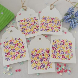 5 étiquettes faites main avec des fleurs à pois pour un cadeau ou un bouquet de fleurs pour un mariage, un anniversaire, des pois, le printemps