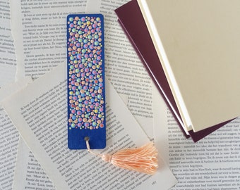 Handgemaakte houten boekenlegger met stippen motief, blauw, geel, roze, beige ,groen, oranje op donker blauw , bookmark, bladwijzer, dotting