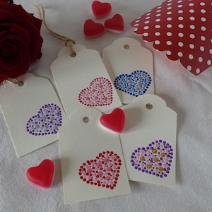 5 étiquettes faites main avec des coeurs de pois pour un cadeau ou un bouquet de fleurs pour la Saint-Valentin, un mariage, un anniversaire, un pointillé