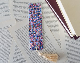 Handgemaakte houten boekenlegger met stippen motief, blauw, roze, bruin op licht blauw , bookmark, bladwijzer, dotting