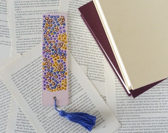 Handgemaakte houten boekenlegger met stippen motief, blauw, geel, bruin op zacht roze , bookmark, bladwijzer, dotting