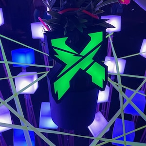 Letrero LED RGB Tótem X Rave y lámpara de pared con logotipo Excision, control remoto y soporte de pared. Batería recargable USB-C. Montaje en poste de 2,54 cm o 2,44 cm.