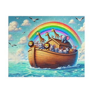 Op de afbeelding: Een kleurrijke legpuzzel met de Ark van Noach met verschillende cartoon dieren, waaronder leeuwen, giraffen en een olifant. Een levendige regenboog boogt over de hemel boven de ark, met zeemeeuwen en wolken op de achtergrond.