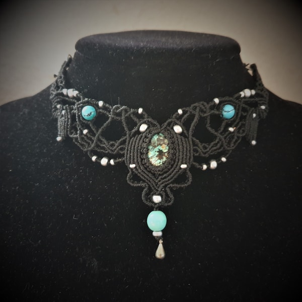 Collier noir en macramé  fait à la main avec pierre turquoise africaine