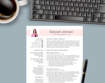 以下が含まれることがあります： ピンクと白の履歴書テンプレートで、ピンクのブレザーを着た女性のプロのヘッドショットが掲載されています。履歴書には、連絡先情報、学歴、スキル、専門知識、職務経歴が記載されています。