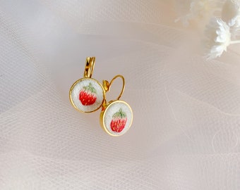 graziosi orecchini in oro con gancio piccolo, fragole ricamate a mano, delicati cottagecore, vintage romantici: il miglior regalo per lei, amante della natura