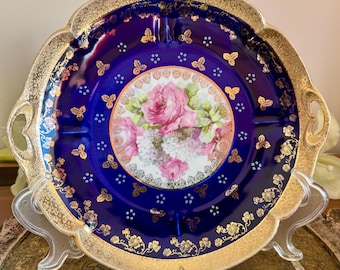 Schitterend vintage kobaltblauw en verguld porseleinen taartbord – handgeëmailleerd en handgeschilderd bloemmotief in het midden