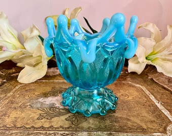 Jarrón antiguo de cristal opalino azul con forma de O abiertas y pedestal, de Northwood Glass, de 1903.