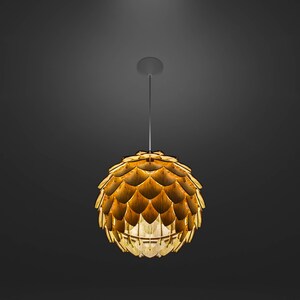 Pode incluir: Uma lumin&aacute;ria pendente com uma c&uacute;pula esf&eacute;rica composta por pain&eacute;is de madeira dourada sobrepostos. A luz pende de um fino cabo prateado preso a uma montagem circular no teto. O fundo &eacute; cinza escuro.