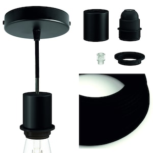 Pode incluir: Componentes pretos para lumin&aacute;ria pendente. Inclui um dossel de teto, uma carca&ccedil;a cil&iacute;ndrica, um soquete de l&acirc;mpada e outras pe&ccedil;as. A lumin&aacute;ria tem um acabamento preto e um cabo tran&ccedil;ado. Os componentes s&atilde;o exibidos em um fundo branco.
