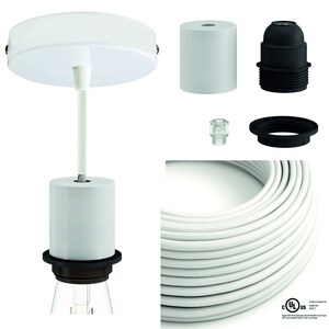 Pode incluir: Componentes brancos de lumin&aacute;ria pendente, incluindo um dossel de teto, soquete, cabo e suporte de l&acirc;mpada. Os componentes s&atilde;o brancos com detalhes em preto. Um rolo de cabo el&eacute;trico branco revestido de tecido tamb&eacute;m est&aacute; inclu&iacute;do.