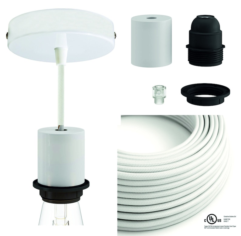 Pode incluir: Componentes brancos de lumin&aacute;ria pendente, incluindo um dossel de teto, soquete, cabo e suporte de l&acirc;mpada. Os componentes s&atilde;o brancos com detalhes em preto. Um rolo de cabo el&eacute;trico branco revestido de tecido tamb&eacute;m est&aacute; inclu&iacute;do.