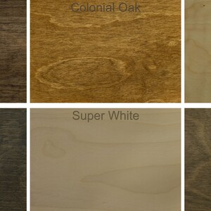 Pode incluir: Uma cole&ccedil;&atilde;o de amostras de verniz para madeira em v&aacute;rias cores. As amostras incluem Chocolate, Colonial Oak, Pure, Charcoal, Super White e Ash Grey. Cada amostra &eacute; rotulada com o respectivo nome da cor em uma fonte sem serifa.